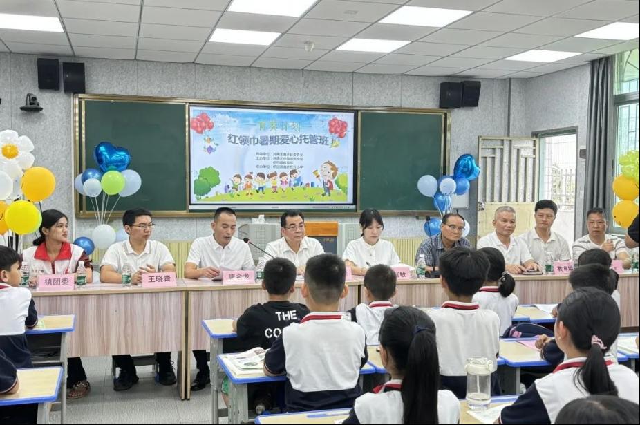 社区志愿者代表,南侨慈云小学35名学生,广州华商学院李志厚教授及广东