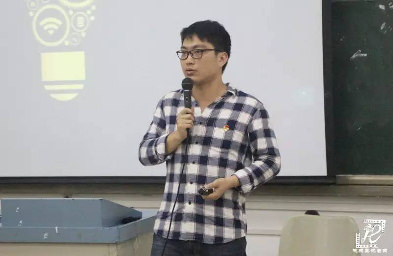 钟纯老师正在授课