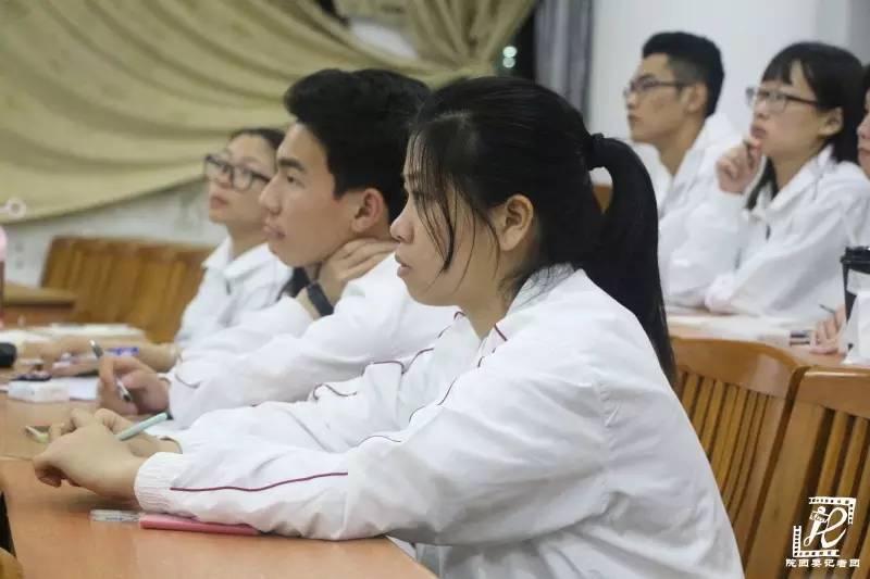 学生干部们正在认真听讲