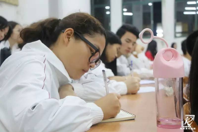 学生干部们正在认真做笔记